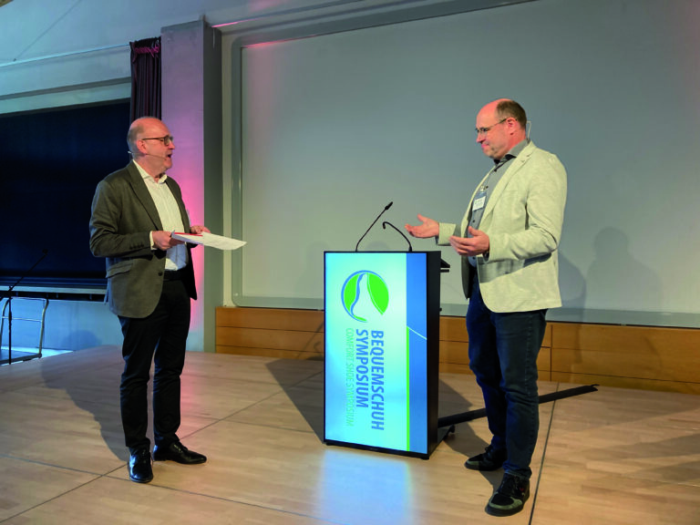 Landesinnungsmeister Baden-Württemberg, Hartmut Schühle, stellte die gemeinsame
Studie der Landesinnung mit MarketMedia24 vor. Moderator Prof. Dr. Andreas Kaapke
(DHBW) führte gewohnt humorvoll durch die zweitägige Veranstaltung. (Foto: Redaktion)