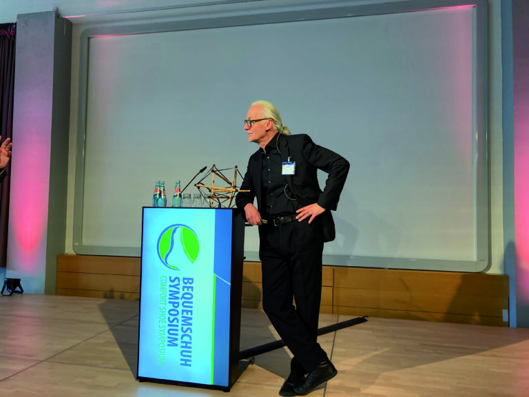 Prof. Schleip referierte über die Bedeutung
von Faszien. Dabei legte er den Fokus
auf die im Fuß befindlich Plantar-Faszie,
die sich von der Sohle bis in den Kopf
streckt und somit den gesamten Körper
beeinflusst. (Foto: Redaktion)