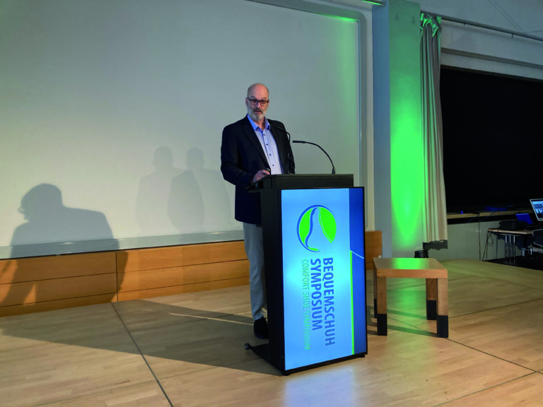 Traurige Realität statt dystopischer Zukunftsvision: Brigadegeneral a. D. René Leitgen schilderte die Gefahren der hybriden Bedrohung für den stationären Handel. (Foto: Redaktion)
