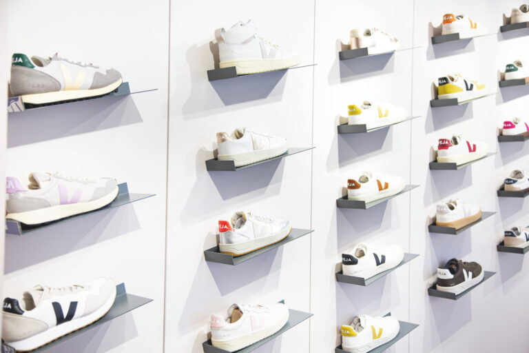 Eine Sneakerwand mit Veja-Schuhen (Foto: Berg)