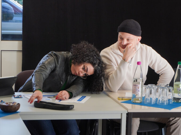 Briefing der Schuhdesign-Studierenden bei Abeba (Foto: Abeba)