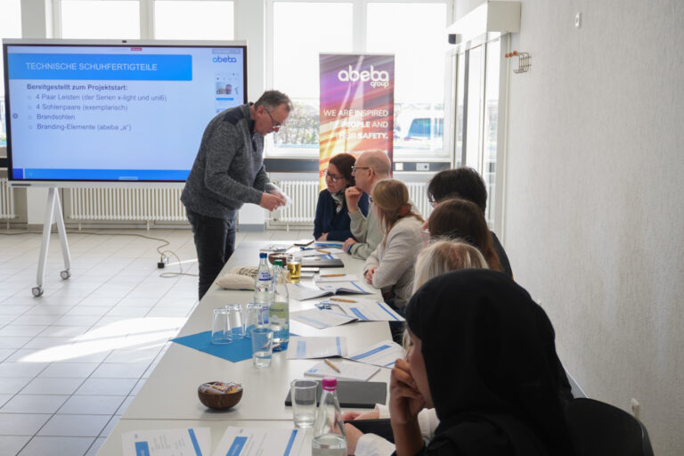 Briefing der Schuhdesign-Studierenden bei Abeba (Foto: Abeba)