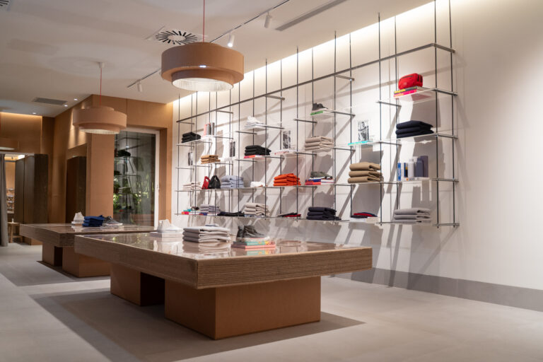Das reduzierte Interior Design lässt Raum für die angebotene Ware (Foto: Ecoalf)