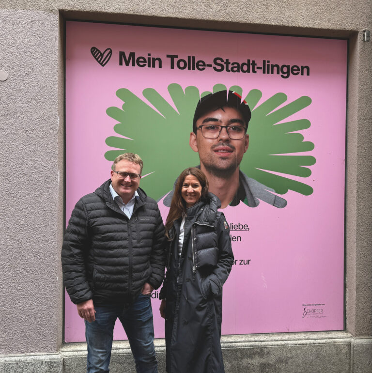 Markus Flammer, Abteilungsleiter Wirtschaftsförderung, und Yasmin-Miriam Maier, Citymanagerin, Start Stadtmarketing und Tourismus Reutlingen GmbH, erklären, wie die 16 Vitamine die Reutlinger Innenstadt beleben sollen. (Foto: Start Stadtmarketing und Tourismus Reutlingen GmbH)