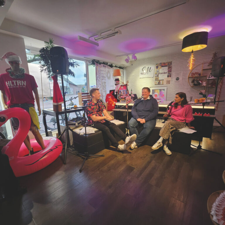 Der Podcast Seestadt-Stories zeichnete eine Live-Folge bei Shoes & More auf. (Foto: Schuhhaus Schämann)