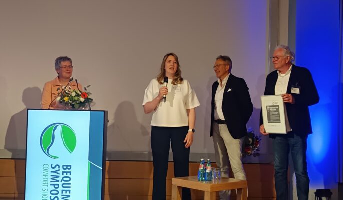 Die Preisträgerinnen Mechthild Feldmeier und Katharina Pfalzer mit Laudator Uwe Decker (Solidus) und Michael Zoller (Berkemann). (Foto: Redaktion)