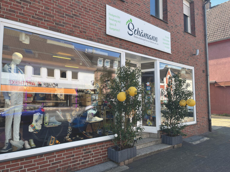 Christiane Schroer führt das Schuhhaus Schämann in Haltern am See. Parallel führte sie bis 2025 den Standort Shoes & More. (Foto: Redaktion)