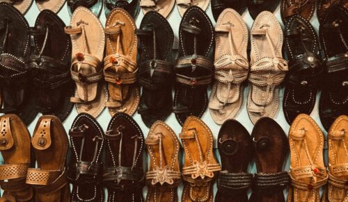 Kolhapuri Chappals in Indien dienten als Inspiration für Prada-Sandalen. (Foto: Unsplash)
