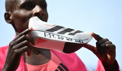 Der Kenianer Sabastian Sawe mit seinem Laufschuh, nachdem er in London als erster Mensch einen Marathon unter zwei Stunden gelaufen ist. (Foto: AFP via Getty Images)