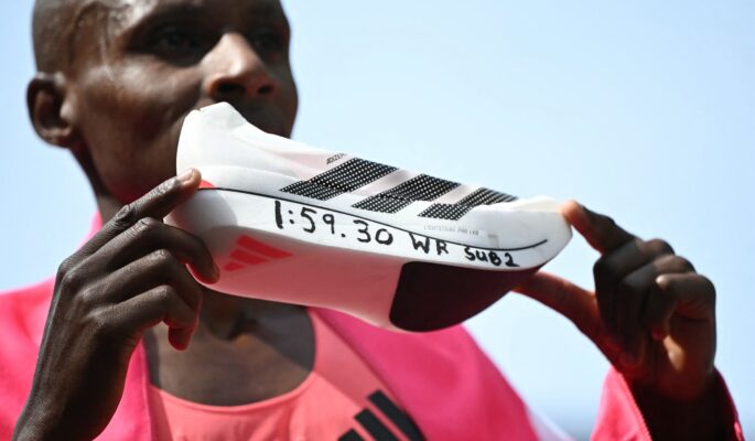Der Kenianer Sabastian Sawe mit seinem Laufschuh, nachdem er in London als erster Mensch einen Marathon unter zwei Stunden gelaufen ist. (Foto: AFP via Getty Images)
