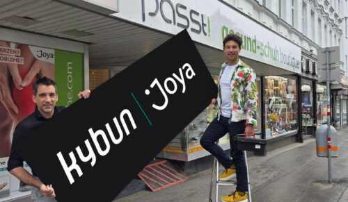 Die Kybun Joya-CEOs Claudio Minder und Karl Müller beim Rebranding der Passt-Filiale in der Hütteldorferstr. 111 in Wien. (Foto: Kybun Joya)
