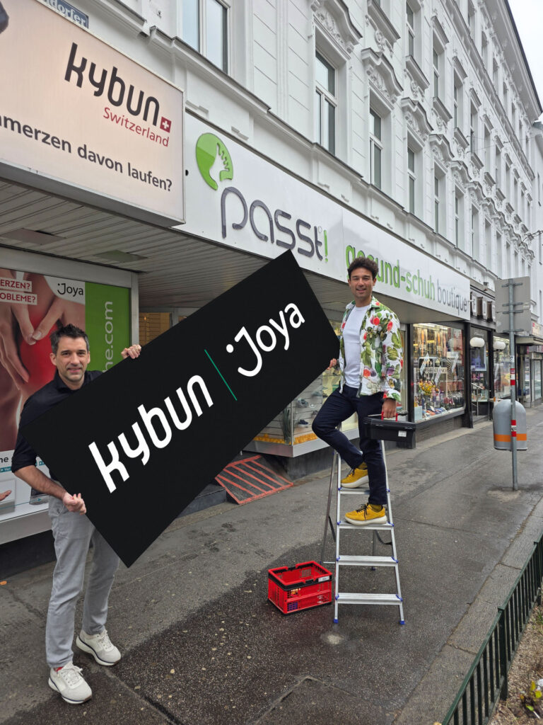 Die Kybun Joya-CEOs Claudio Minder und Karl Müller beim Rebranding der Passt-Filiale in der Hütteldorferstr. 111 in Wien. (Foto: Kybun Joya)