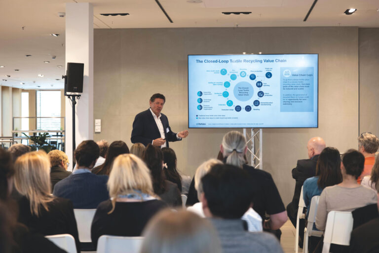 Robert van de Kerkhof, Gründer von Rehubs, bei der Circular Rooms-Konferenz am 19. März in Düsseldorf (Foto: Rehubs)