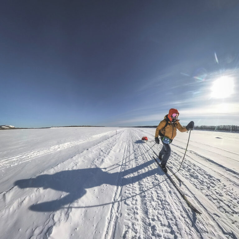 Sunny Stroeer überquerte einen 1.600 km langen Trail in Alaska auf Skiern und ist eine von fünf Menschen, denen das 2024 als Erstes gelungen ist. (Foto: Sunny Stroeer)