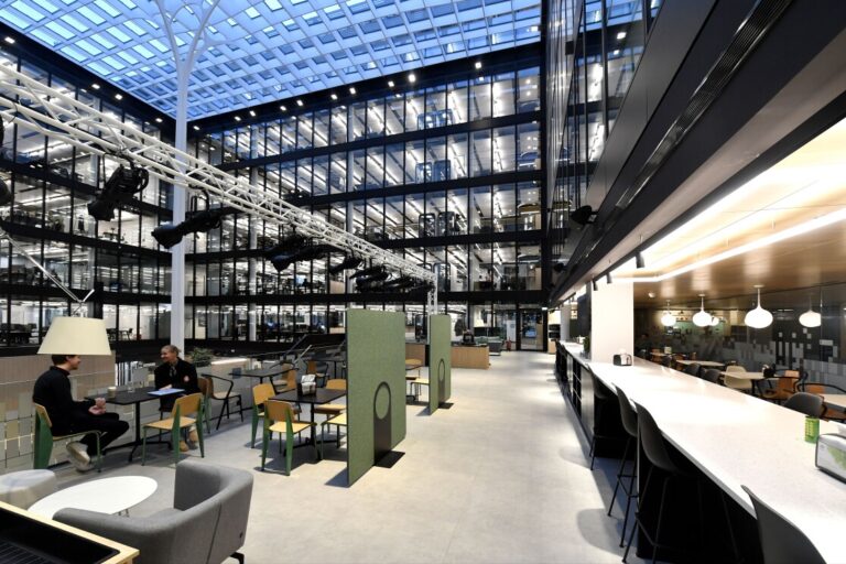 Amazon-Mitarbeitende können sich im Atrium am neuen Standort einen Kaffee bei der Cafeteria von einem Barrista bestellen. (Foto: Amazon)