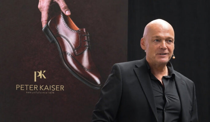 Caprice-Geschäftsführer Jürgen Cölsch präsentierte die neue Herrenschuhkollektion von Peter Kaiser im Rahmen einer Modenschau in den Hallen von Caprice vor über 100 überwiegend internationalen Gästen. (Foto: Caprice)
