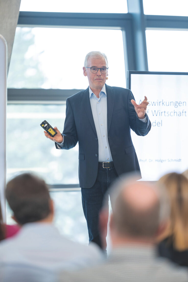 Prof. Dr. Holger Schmidt erkennt erste messbare Produktivitäts- und Wohlfahrtseffekte durch die Nutzung generativer KI. (Foto: Kim Fotografie)