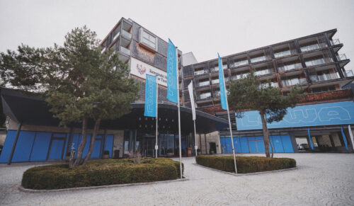 Die Fassade des Hotels „Das Tirol“ in Jochberg während des Lowa-Partnerevents am 16. und 17. April 2026. (Foto: Lowa/Philipp Thurmaier)