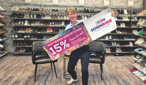 Geschäftsführer Christian Bode mit dem POS-Material zum Jubiläumsverkauf. (Foto: Schuh Bode)