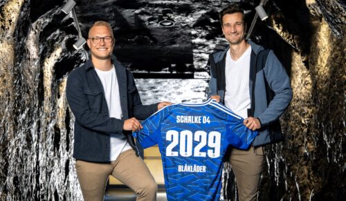 Jan Gundermann, Managing Director der Blåkläder Deutschland GmbH, und Matthias Tillmann, Vorstandsvorsitzender des FC Schalke 04. (Foto: FC Schalke 04)