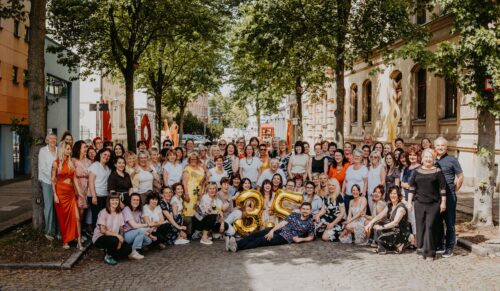 Das ganze Team von P+P_Shoes feiert 35 Jahre. Vorne in der Mitte: Die Schwestern Laura, Annabel und Nathalie Penciulescu, ganz rechts die Eltern Yvonne und Christian Penciulescu (Foto: Andy Paulik)