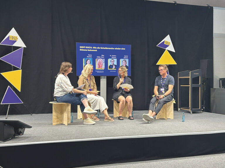 Teil des Programms in Mainhausen war auch eine Diskussionsrunde über die „Geht doch!“-Kampagne der ANWR Group: (v.l.) Petra Steinke (schuh-
kurier), Elke Hüller Kern (Peter Kern Schuhhandel), Astrid Heinze (ANWR Schuh) und Stefan Rassau (Ara Shoes) (Foto: Redaktion)