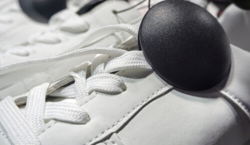 Diebstahlsicherung ist auch im Schuhbereich relevant. (Foto: Adobe Stock/Artem Zarubin)