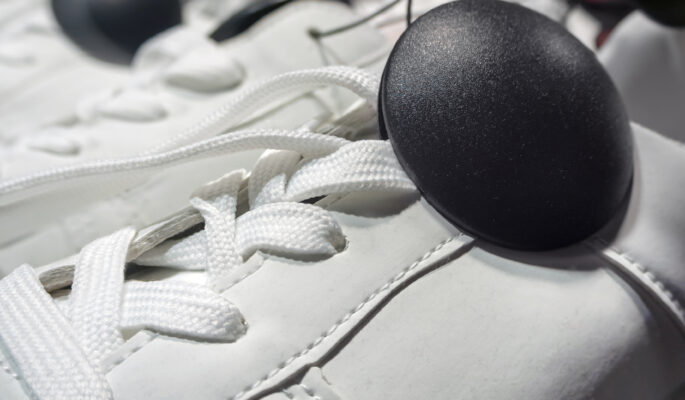 Diebstahlsicherung ist auch im Schuhbereich relevant. (Foto: Adobe Stock/Artem Zarubin)