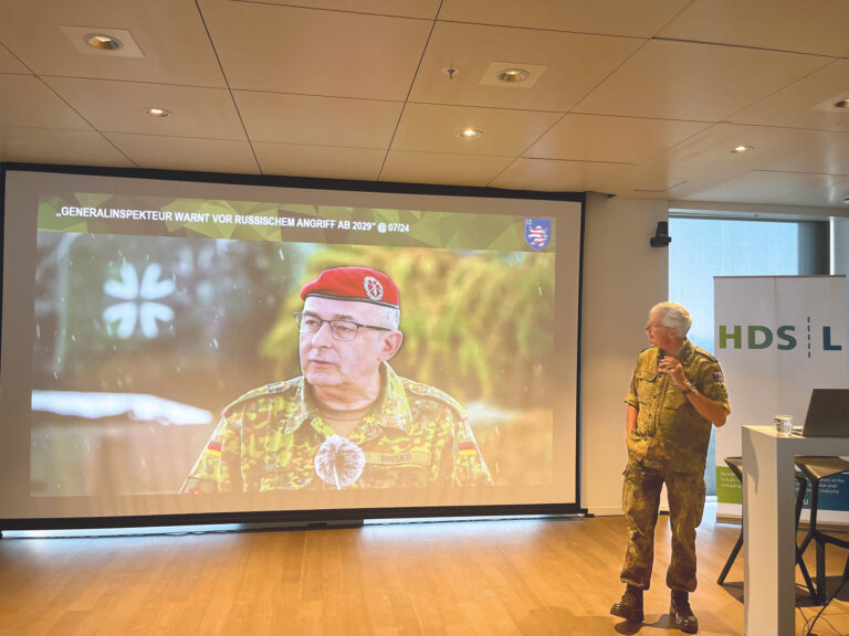Oberstleutnant Tilmann Engel machte deutlich, welche Aufgaben im Verteidigungsfall auf Wirtschaft und Gesellschaft zukommen. (Foto: Redaktion)
