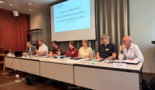 ZUSA-Generalversammlung (v.l.n.r.): ZUSA-Geschäftsführer Hansjörg Egli, Präsident Willy Gwerder, Vizepräsident Samuel Schneider, Susanne Cheah, Tina Stofer, Stefan Peier, Reto Gallian (Foto: ZUSA)