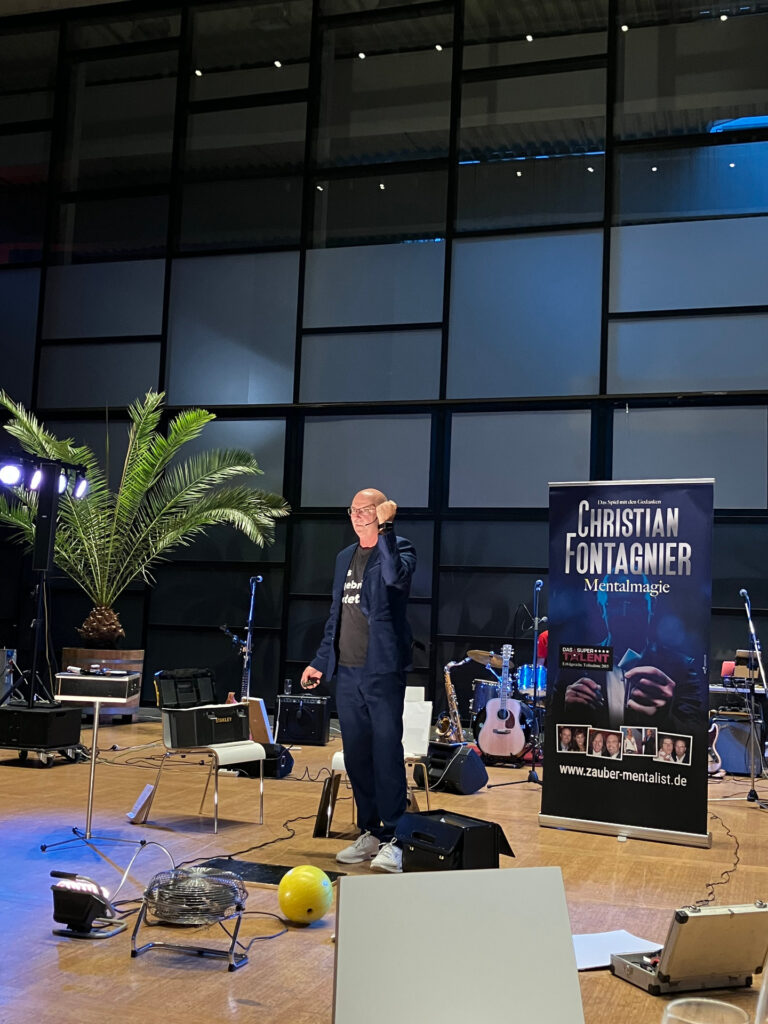 Zauberer und Mentalist Christian Fontagnier sorgte für Staunen im Publikum. (Foto: Redaktion)