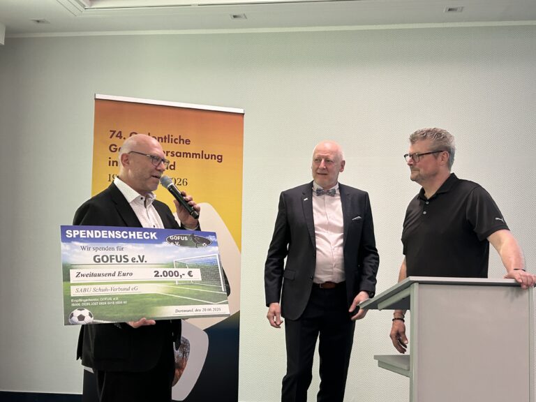 Nach einem launigen Vortrag erhielt Norbert „Nobbi“ Dickel einen Spendenscheck für den von ihm mitgegründeten Verein Gofus, der sich um die Instandsetzung von Kinderspielplätzen und Bolzplätzen kümmert. (Foto: Redaktion)