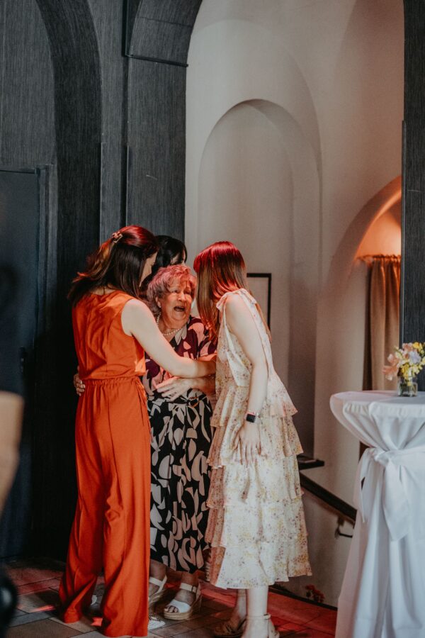 Annabell, Nathalie und Laura Penciulescu mit ihrer Oma Marion Jacob (Foto: Andy Paulik)