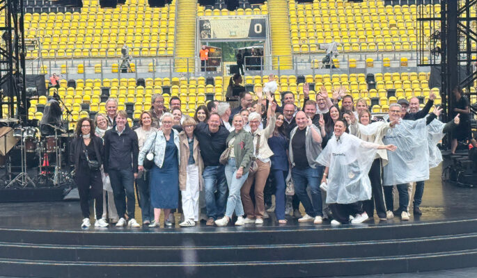 Tamaris Store-Partner-Workshop im Rudolf-Harbig-Stadion in Dresden – Markenstrategie, Kollektion und
Tour-Aktivierung mit Blick auf die Konzertbühne von Helene Fischer (Foto: Tamaris)