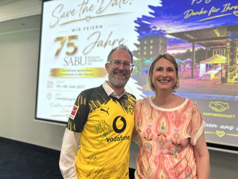 Ein Borussia Dortmund-Trikot mit Unterschriften ersteigert: Schuhhändler Simon Tölle und seine Frau Andrea (Foto: Redaktion)