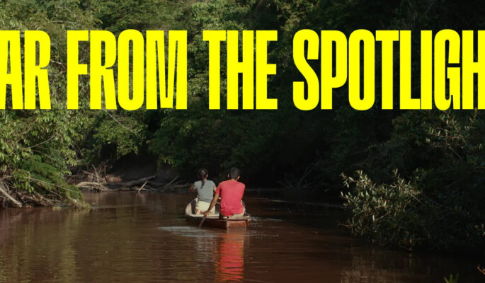 Banner der Dokumentation Far From The Spotlight (Foto: Veja)