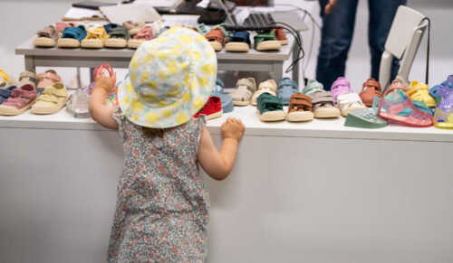 Barfußschuhe gehören zu den Wachstumstreibern im Kinderschuhgeschäft. (Foto: Laura Brichta)
