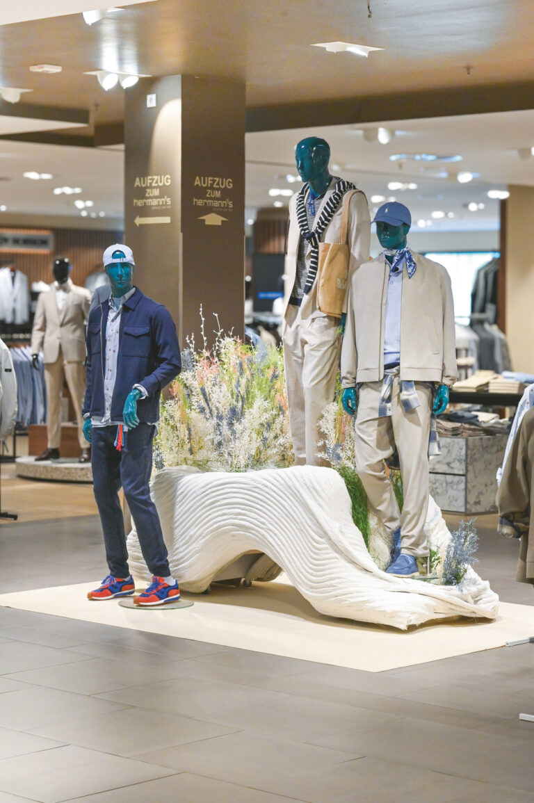 In den Abteilungen werden Schuhe als Teil des Gesamtoutfits präsentiert. (Foto: Hagemeyer)
