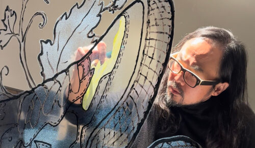Dong Seon Lee bei einer Schaufenstergestaltung (Foto: Mey & Edlich)