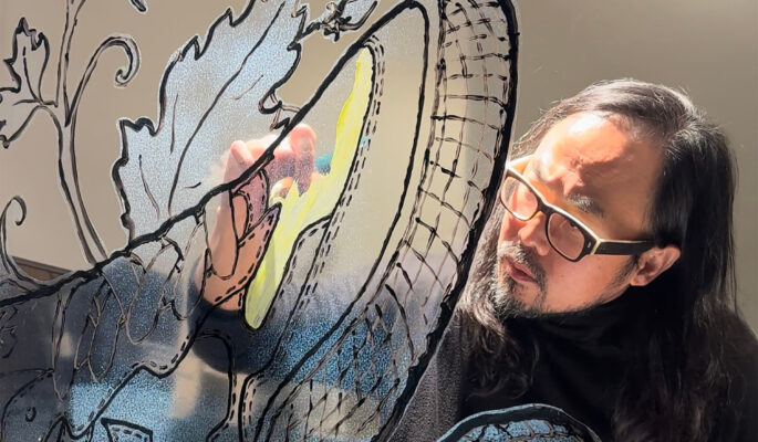 Dong Seon Lee bei einer Schaufenstergestaltung (Foto: Mey & Edlich)