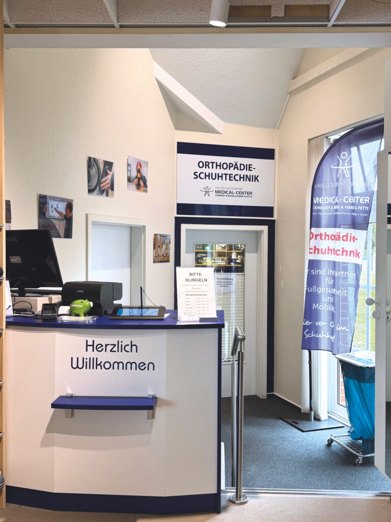 Blick in den Empfangsbereich der Werkstatt. Am Tresen melden sich die Kundinnen und Kunden an oder vereinbaren einen Termin. (Foto: Medical Center Ostwestfalen)