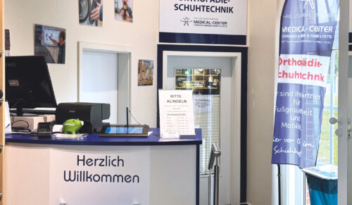 Blick in den Empfangsbereich der Werkstatt. Am Tresen melden sich die Kundinnen und Kunden an oder vereinbaren einen Termin. (Foto:  Medical Center Ostwestfalen)