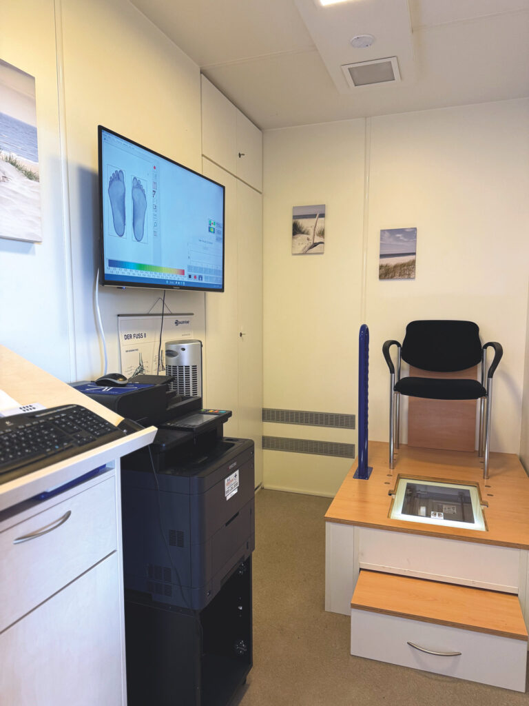 Blick in die Kabine. Mithilfe der im Boden eingelassenen Druckmessplatte kann ein digitaler Abdruck des Fußes erstellt werden. (Foto:  Medical Center Ostwestfalen)