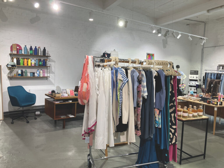 Neben Kleidung und Accessoires wird allerlei kunterbunter Schnickschnack verkauft. (Foto: Redaktion)