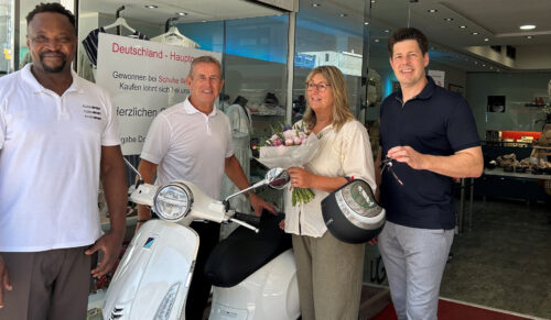 Andreas Neuhaus (mittig im Bild), Verkäufer Serge Ngampolo (links),
Gewinnerin Marion Schmid-Welter und Ingo Marx (SABU) freuen sich über den Hauptpreis im Rahmen der SABU-Sneakeraktion. (Foto: SABU)