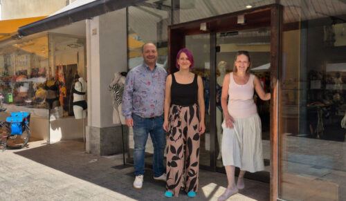 Zehenspiel eröffnet einen neuen Standort in Reutlingen. Von links: Roman Degenhardt (Geschäftsführer Zehenspiel), Kristin Fitterer (Geschäftsführerin Zehenspiel) und Sabine Bürkle (ehemalige Inhaberin Barfußschuhe Reutlingen und künftige Angestellte Zehenspiel) (Foto: Zehenspiel)