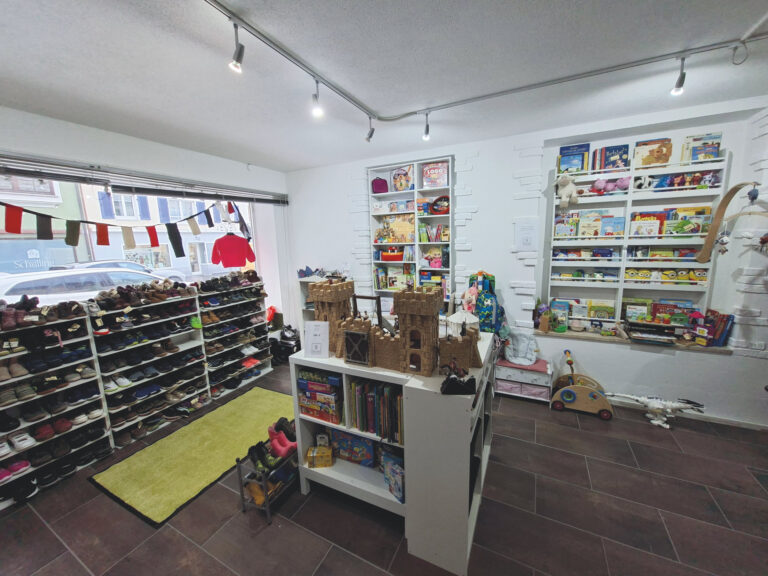 Neben Bekleidung gibt es bei Glückspilz auch Spielzeug, Umstandsmode und Schuhe. (Foto: Glückspilz)