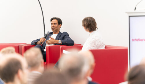 Param Singh spricht auf dem schuhkurier-Jubiläum (Foto: Kim Fotografie)