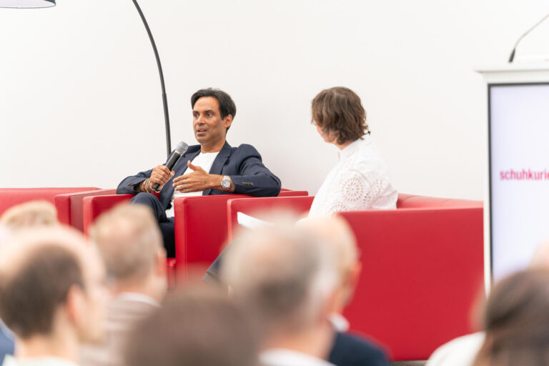 Param Singh spricht auf dem schuhkurier-Jubiläum (Foto: Kim Fotografie)