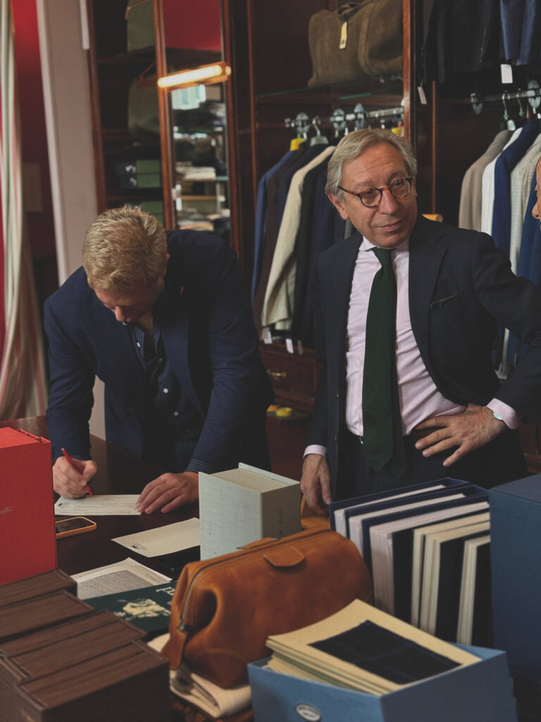 Der Chef in seinem Element: Charly Diehl ist Modeberater aus Leidenschaft. (Foto: Diehl & Diehl)